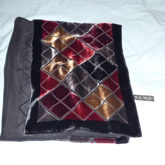 Echo Fall colors scarf & Loft Black velvet gloves - Picture 2 of 11